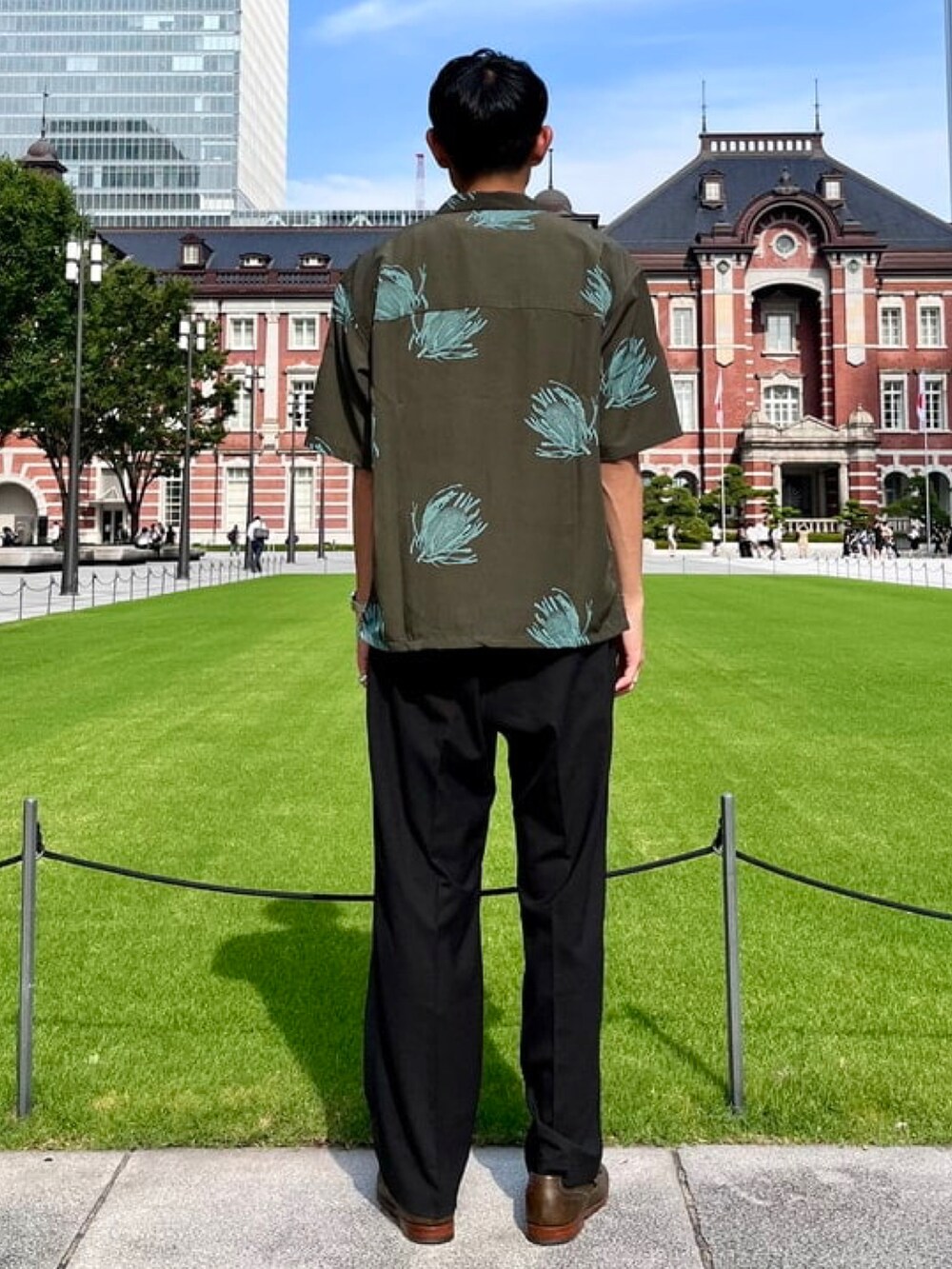 グリーン系のシャツ/ブラウス、ブラック系のその他パンツ、その他のサングラスを着用したメンズの夏コーディネートの3枚目の写真