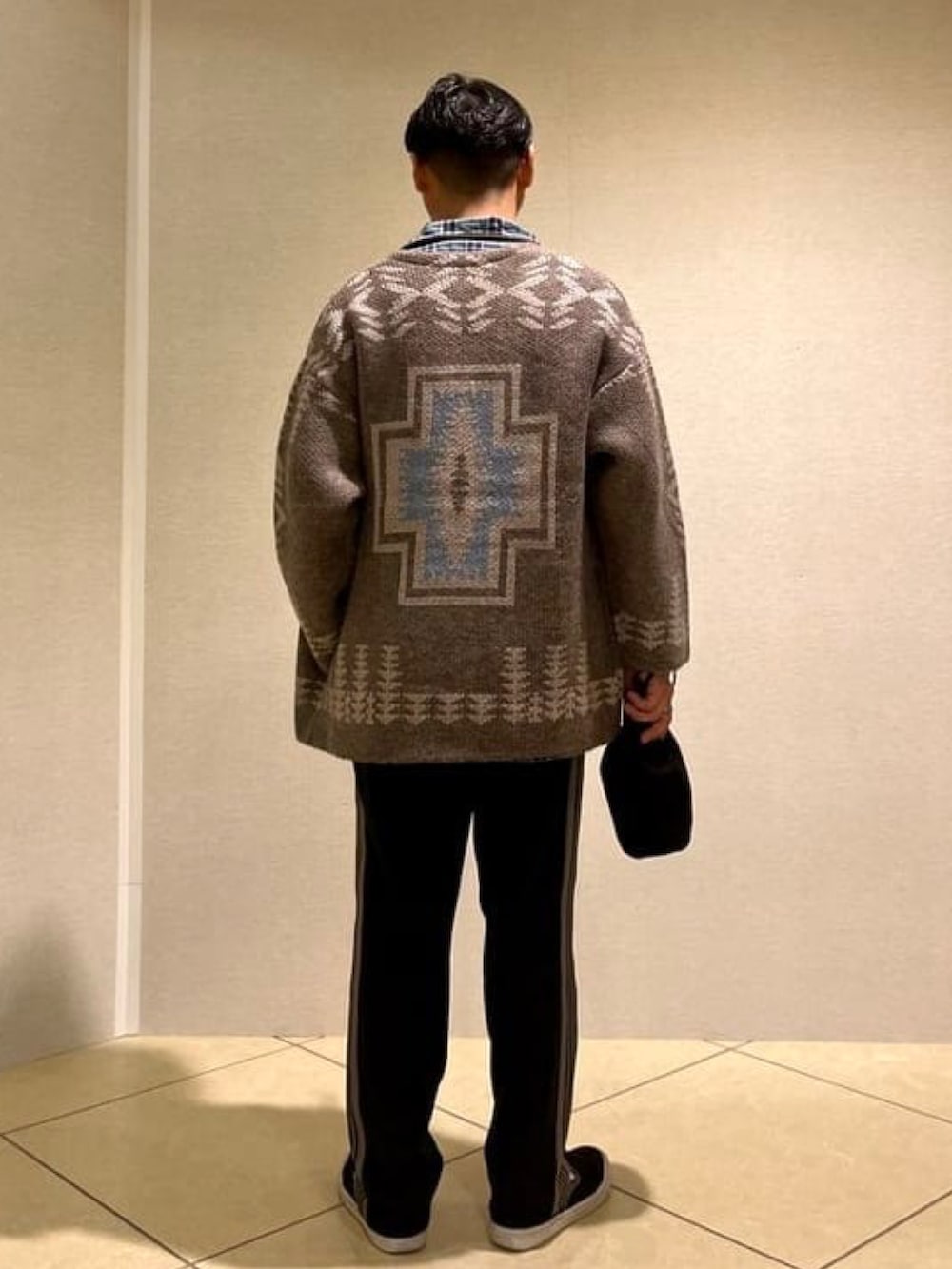 ベージュ系のカーディガン/ボレロ、グリーン系のシャツ/ブラウス、ブラック系のショルダーバッグを着用したメンズの秋コーディネートの3枚目の写真