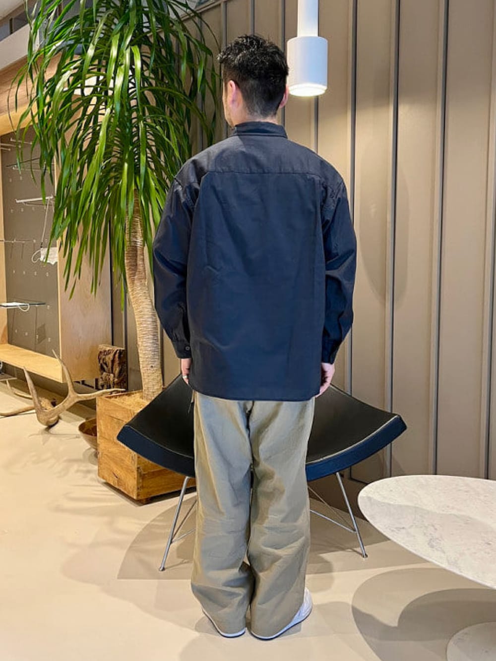 ブルー系のシャツ/ブラウス、ベージュ系のその他パンツを着用したメンズの春コーディネートの3枚目の写真