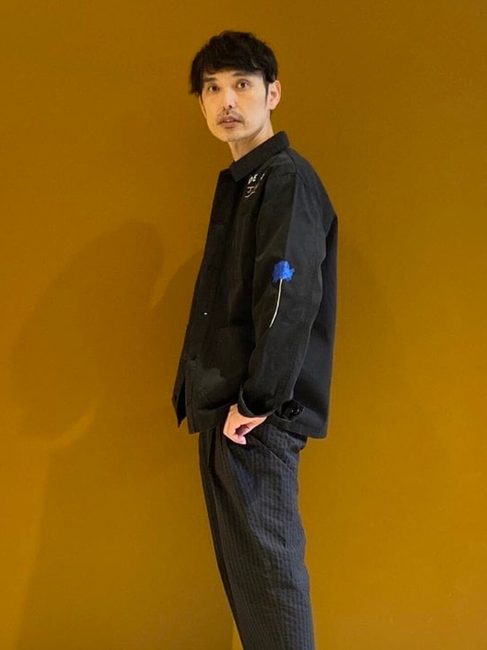 ブラック系のカバーオール、ホワイト系のTシャツ/カットソー、その他のサンダルを着用したメンズの秋コーディネートの2枚目の写真