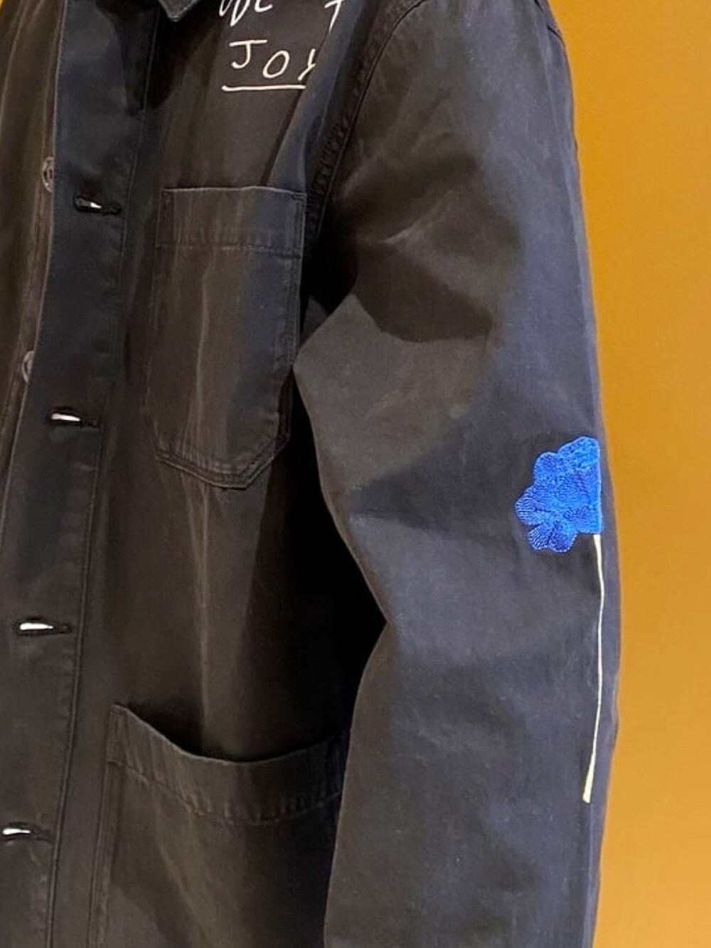 ブラック系のカバーオール、ホワイト系のTシャツ/カットソー、その他のサンダルを着用したメンズの秋コーディネートの3枚目の写真