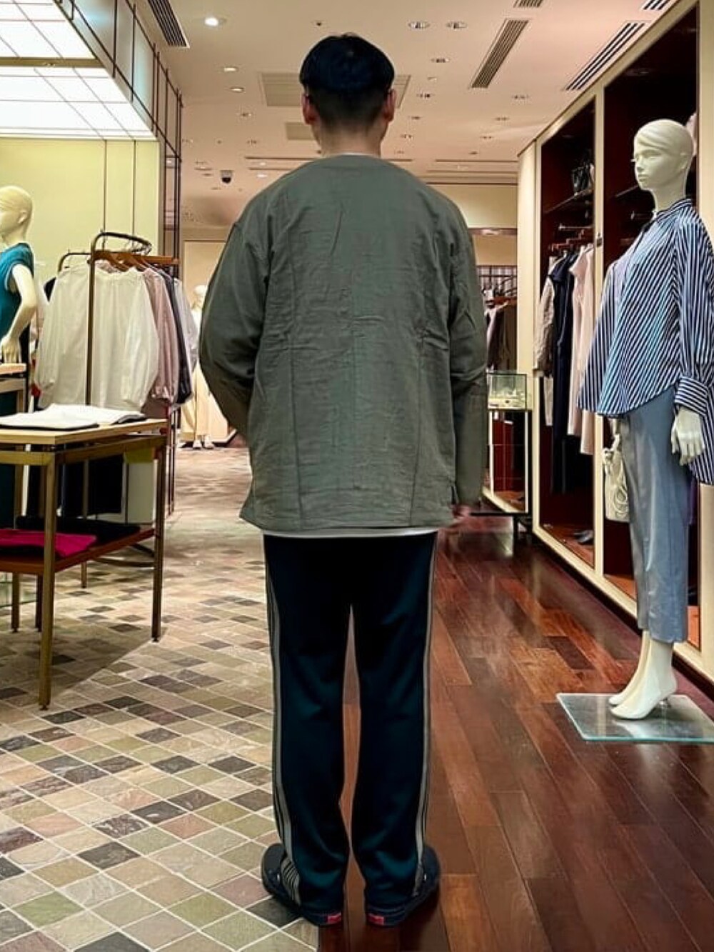 ブラウン系のカーディガン/ボレロ、ブラック系のTシャツ/カットソーを着用したメンズの春コーディネートの3枚目の写真