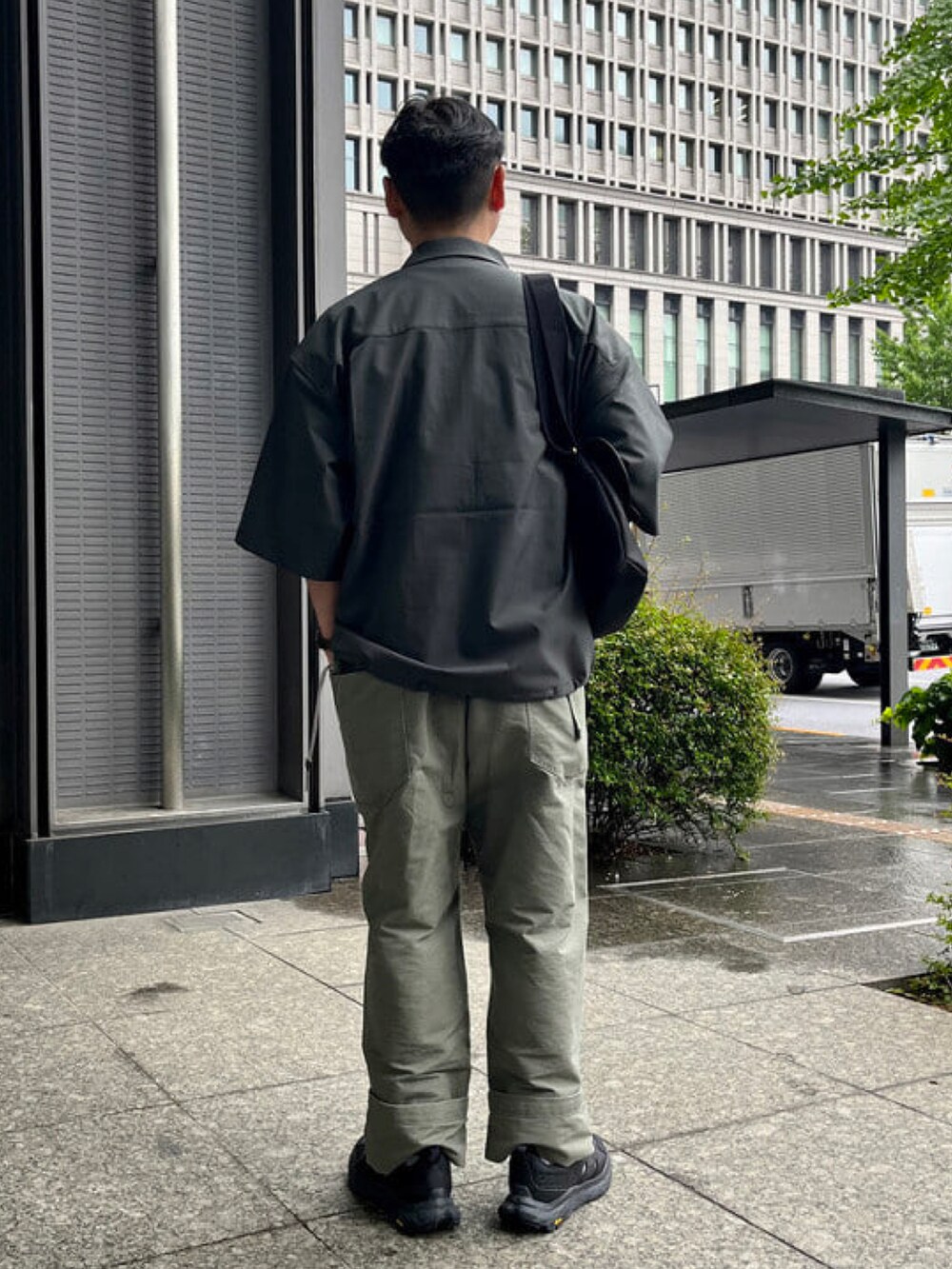 グレー系のシャツ/ブラウス、ブラック系のショルダーバッグを着用したメンズの春コーディネートの3枚目の写真