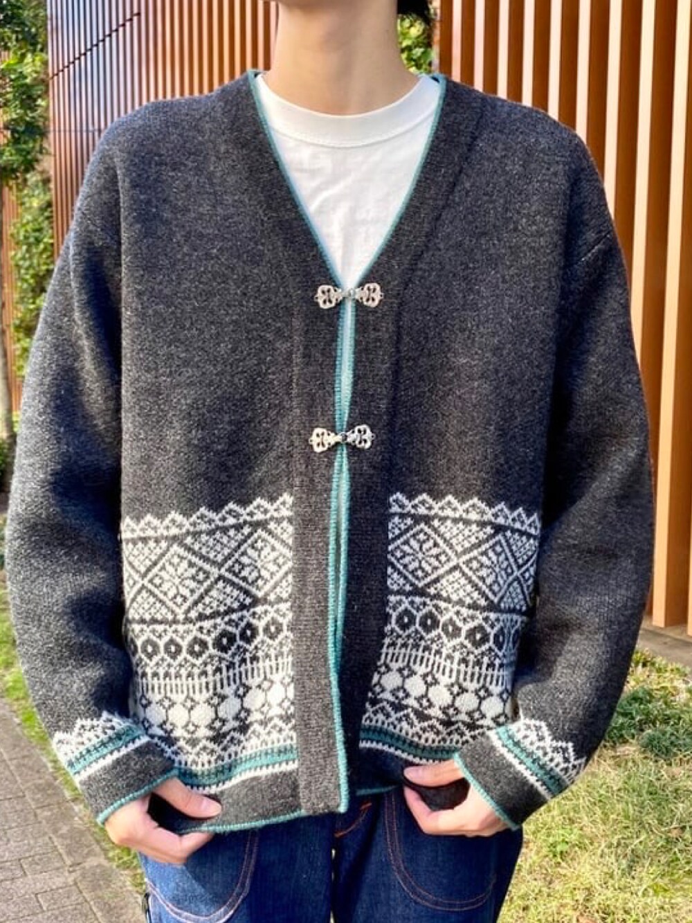 グレー系のカーディガン/ボレロを着用したメンズの冬コーディネートの3枚目の写真