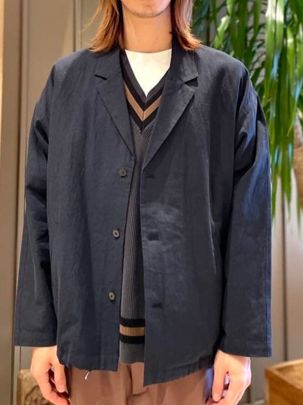 ブルー系のテーラードジャケット、グレー系のベスト、ホワイト系のTシャツ/カットソーを着用したメンズの春コーディネートの2枚目の写真