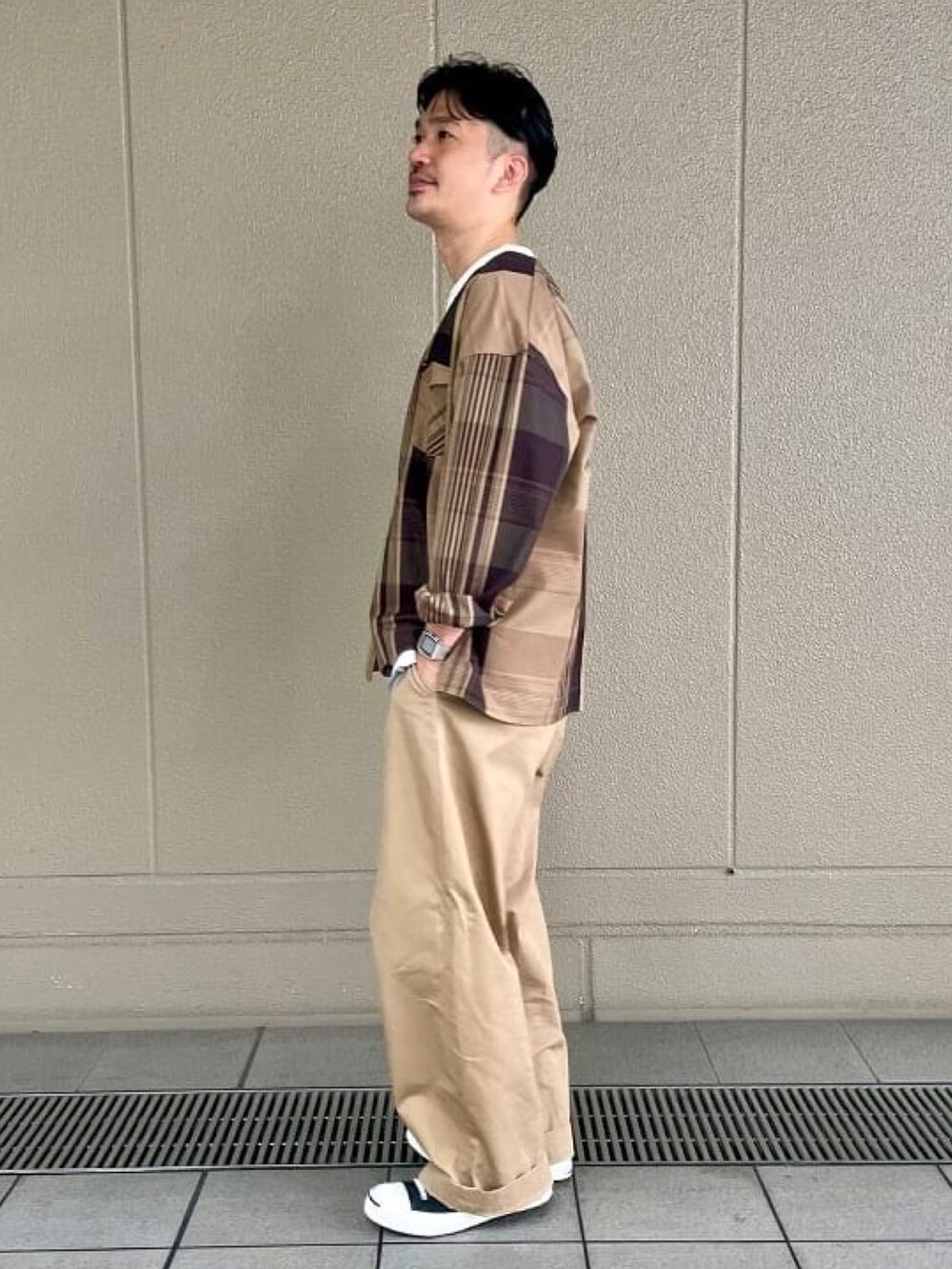 ブラウン系のブルゾン、ホワイト系のTシャツ/カットソーを着用したメンズの秋コーディネートの3枚目の写真