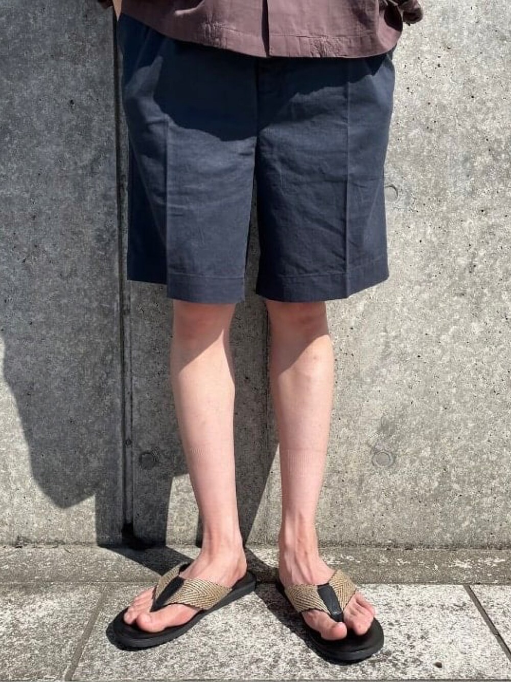 ブラウン系のシャツ/ブラウス、ブルー系のその他パンツ、ベージュ系のサンダルを着用したメンズの夏コーディネートの3枚目の写真