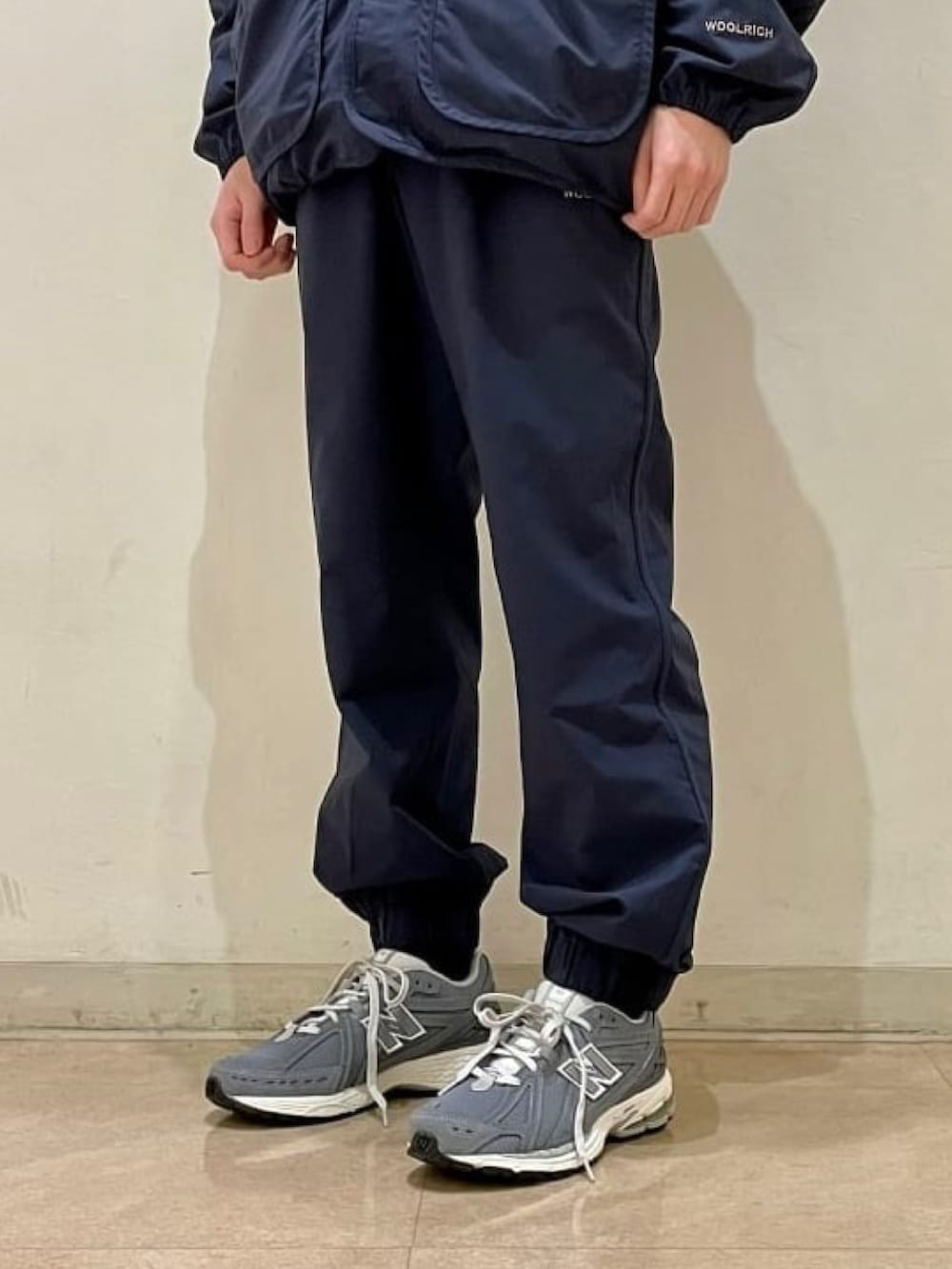 ブルー系のカーディガン/ボレロ、ブルー系のその他パンツ、ブルー系のシャツ/ブラウスを着用したメンズの春コーディネートの3枚目の写真