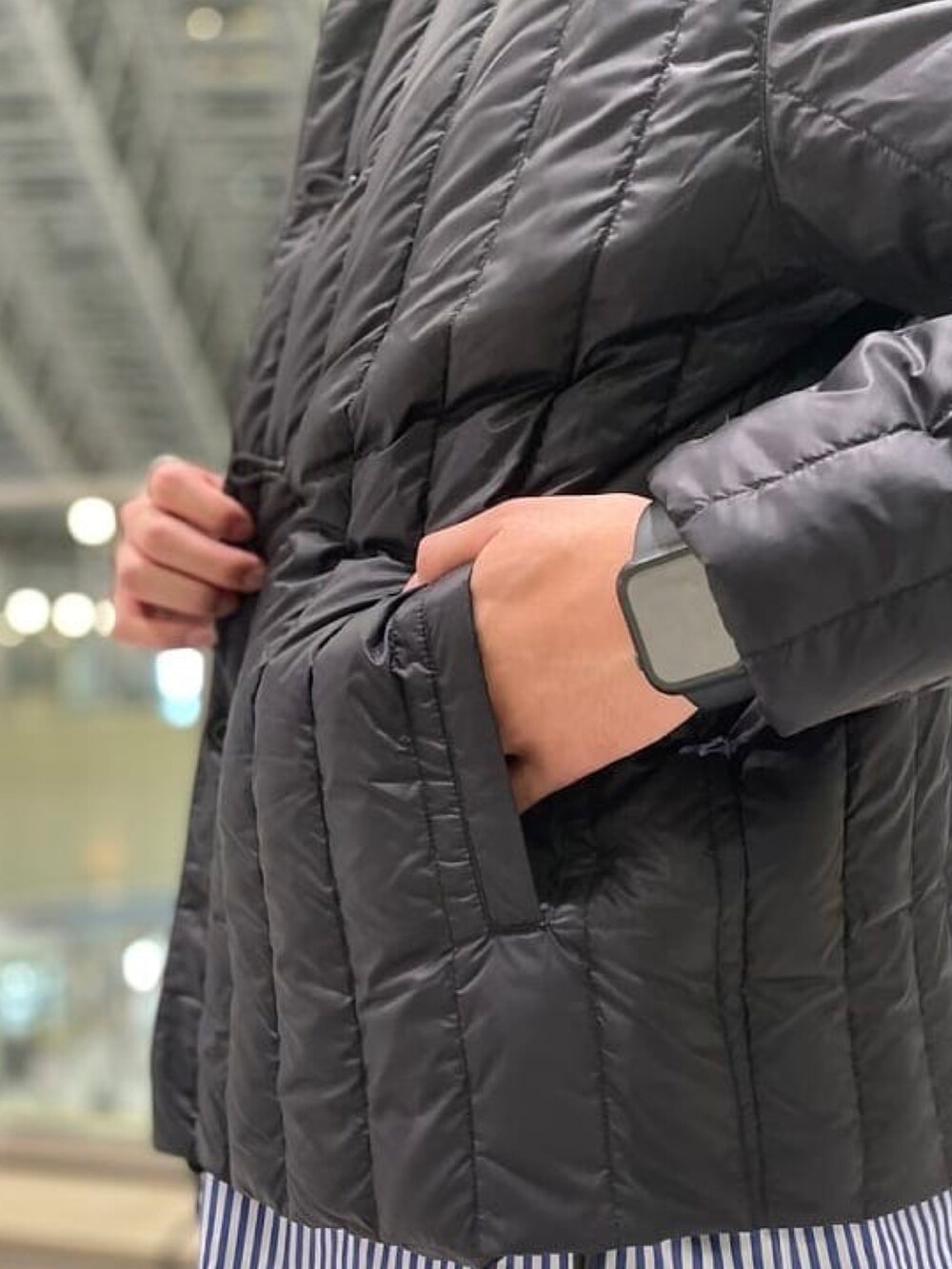 ブラック系のダウンジャケット/コートを着用したメンズの秋コーディネートの4枚目の写真