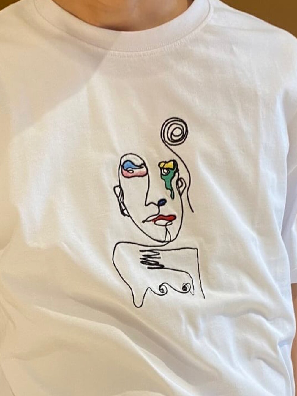 ブラック系のカバーオール、ホワイト系のTシャツ/カットソー、その他のサンダルを着用したメンズの秋コーディネートの4枚目の写真