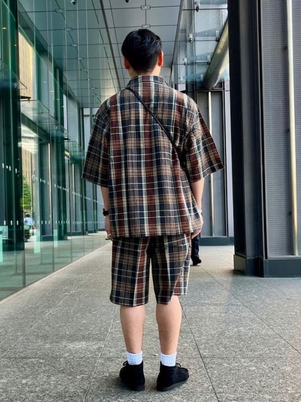 その他のシャツ/ブラウス、その他のその他パンツ、グリーン系のショルダーバッグを着用したメンズの夏コーディネートの3枚目の写真