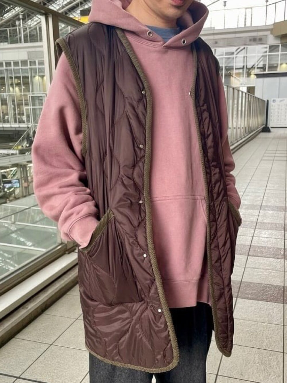 ブラウン系のベストを着用したメンズの冬コーディネートの4枚目の写真