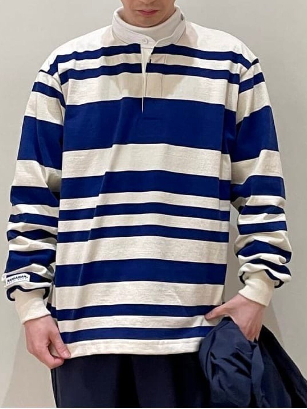 ブルー系のカーディガン/ボレロ、ブルー系のその他パンツ、ブルー系のシャツ/ブラウスを着用したメンズの春コーディネートの4枚目の写真