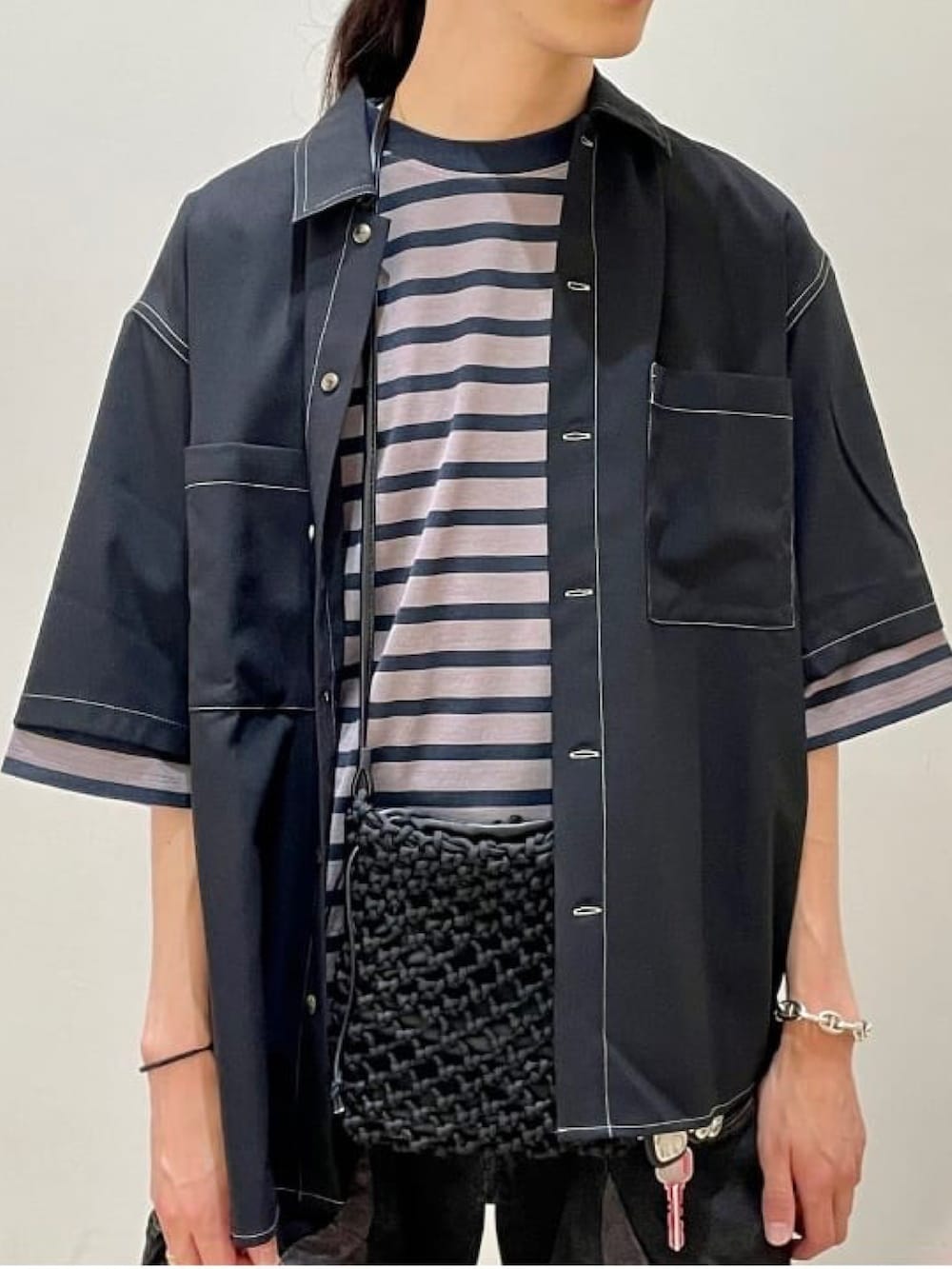 ブラック系のシャツ/ブラウス、グレー系のTシャツ/カットソー、ブラック系のブーツを着用したメンズの夏コーディネートの2枚目の写真