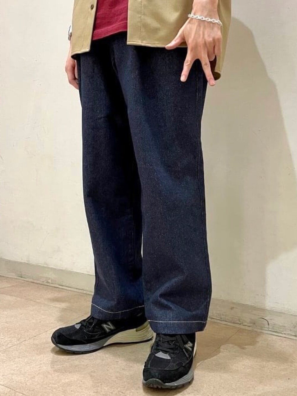 ベージュ系のシャツ/ブラウス、ブルー系のデニムパンツ、その他のブレスレットを着用したメンズの夏コーディネートの3枚目の写真