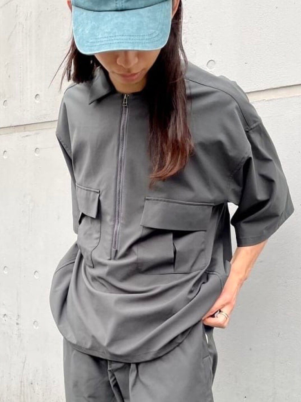 グレー系のシャツ/ブラウス、グレー系のその他パンツを着用したメンズの夏コーディネートの3枚目の写真