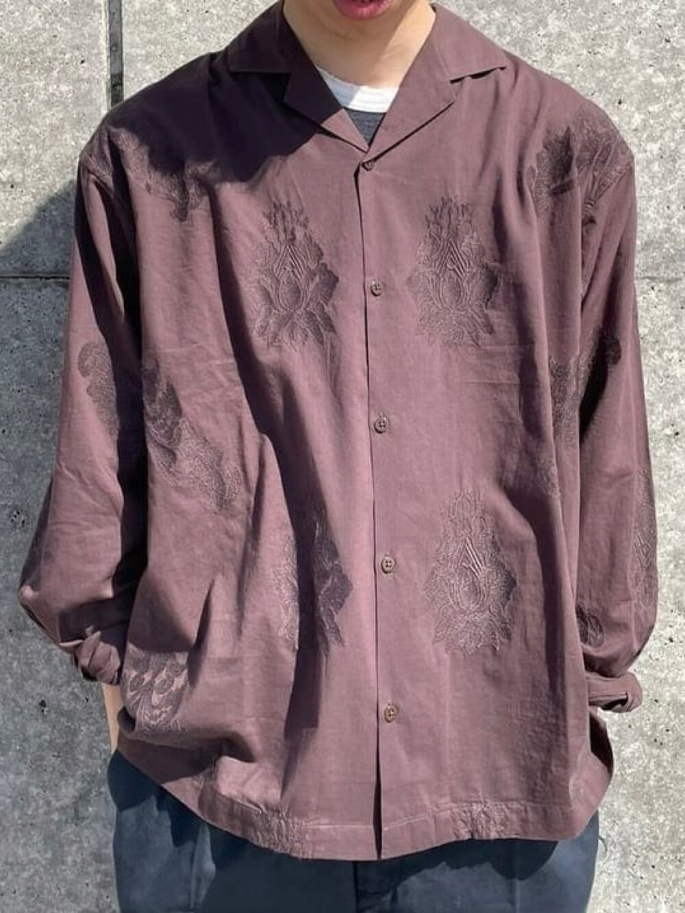 ブラウン系のシャツ/ブラウス、ブルー系のその他パンツ、ベージュ系のサンダルを着用したメンズの夏コーディネートの2枚目の写真