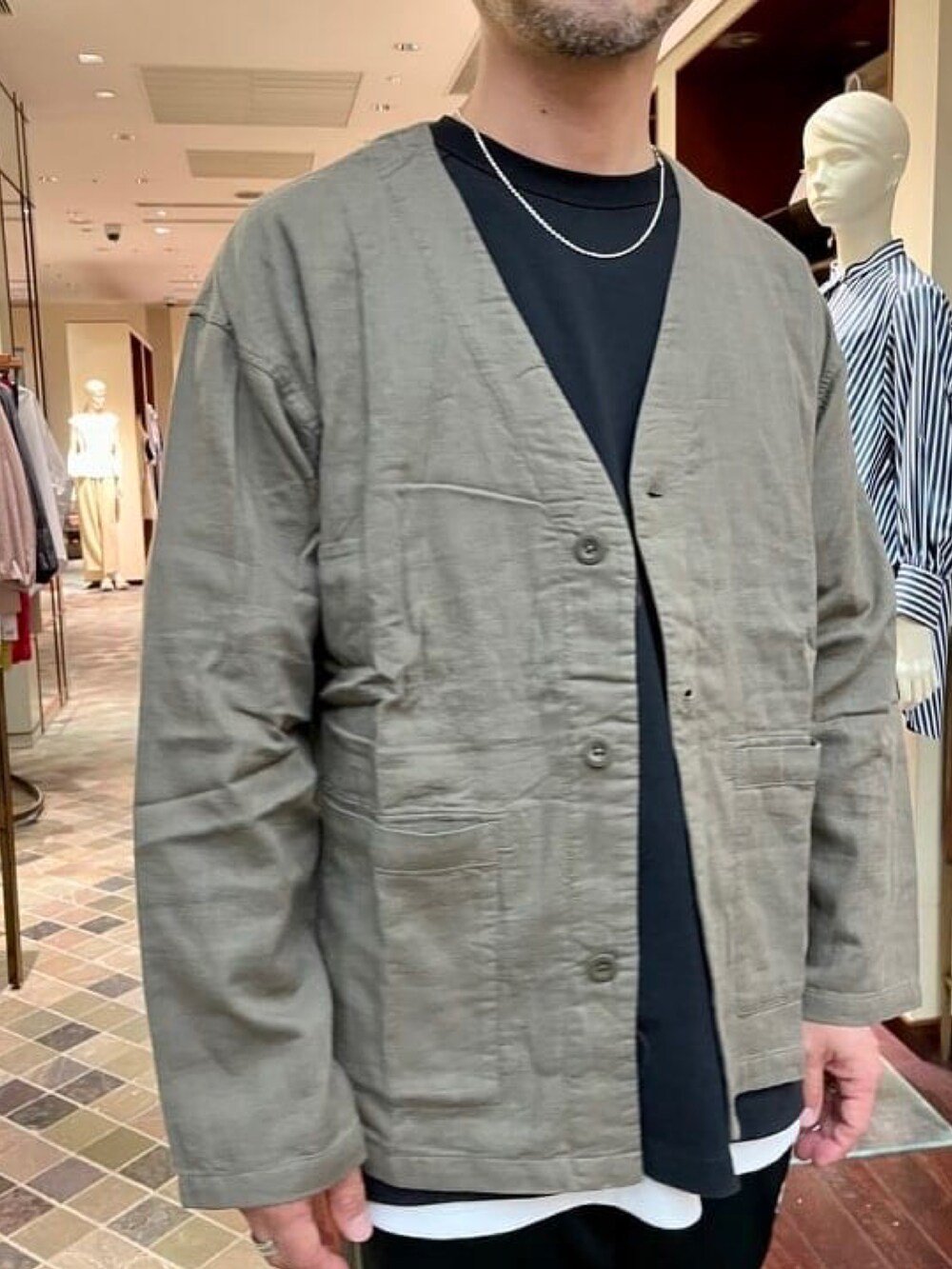 ブラウン系のカーディガン/ボレロ、ブラック系のTシャツ/カットソーを着用したメンズの春コーディネートの4枚目の写真