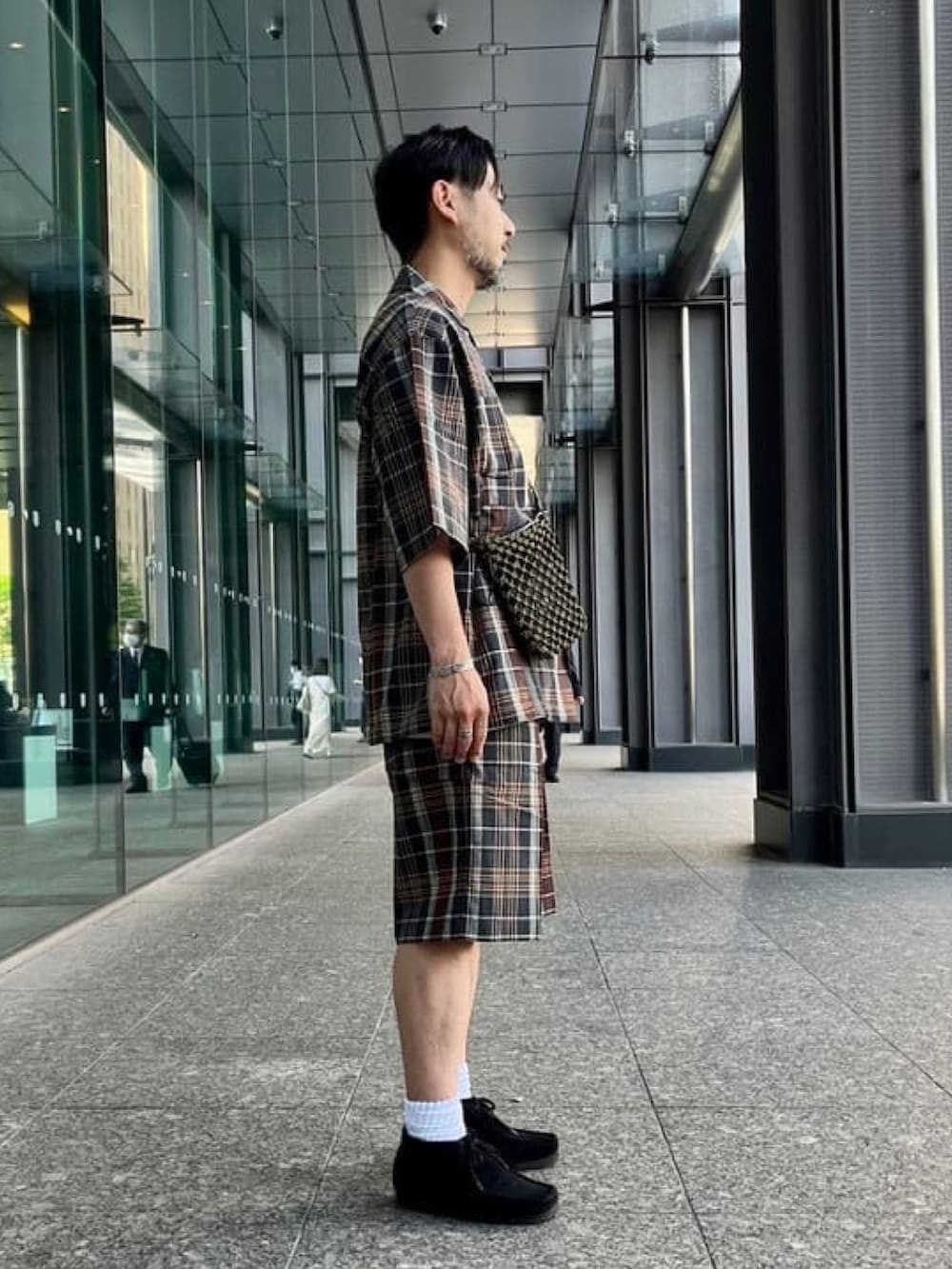 その他のシャツ/ブラウス、その他のその他パンツ、グリーン系のショルダーバッグを着用したメンズの夏コーディネートの2枚目の写真