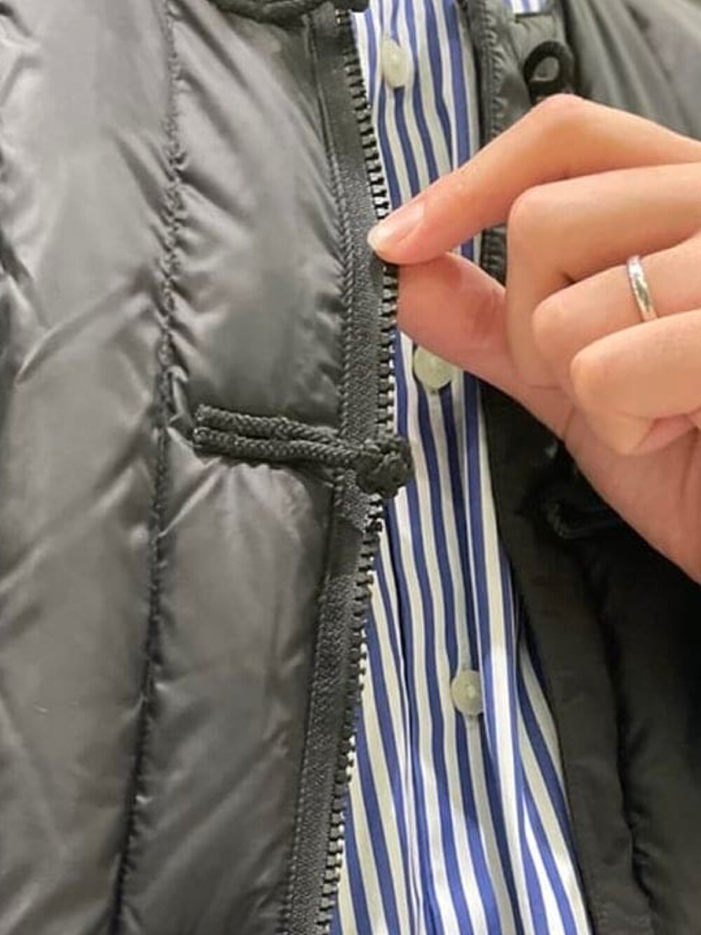 ブラック系のダウンジャケット/コートを着用したメンズの秋コーディネートの3枚目の写真