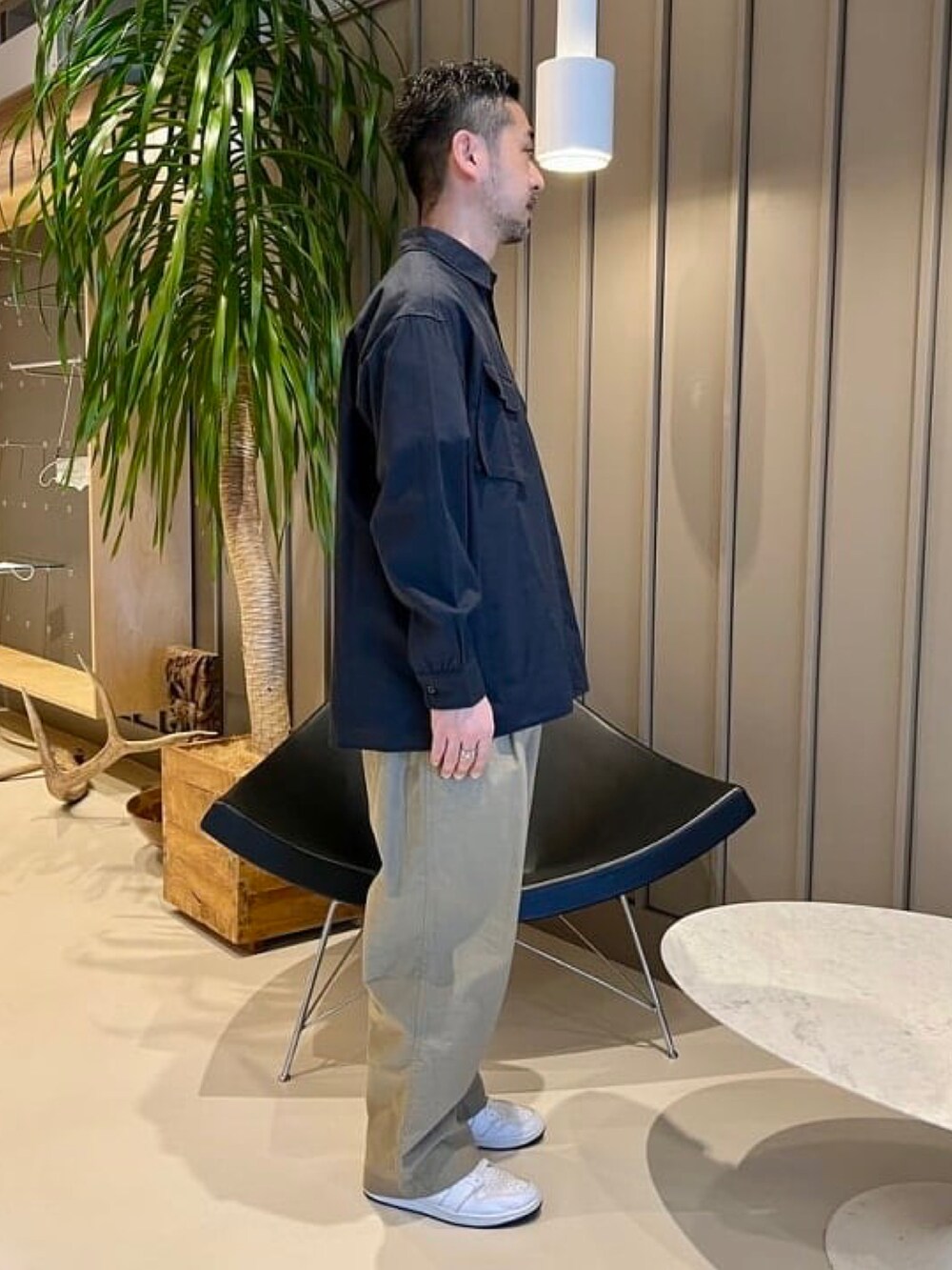 ブルー系のシャツ/ブラウス、ベージュ系のその他パンツを着用したメンズの春コーディネートの2枚目の写真