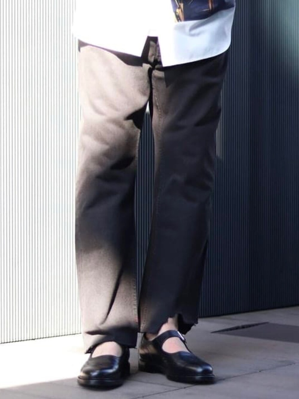 ホワイト系のシャツ/ブラウス、ブラック系のドレスシューズを着用したメンズの春コーディネートの4枚目の写真