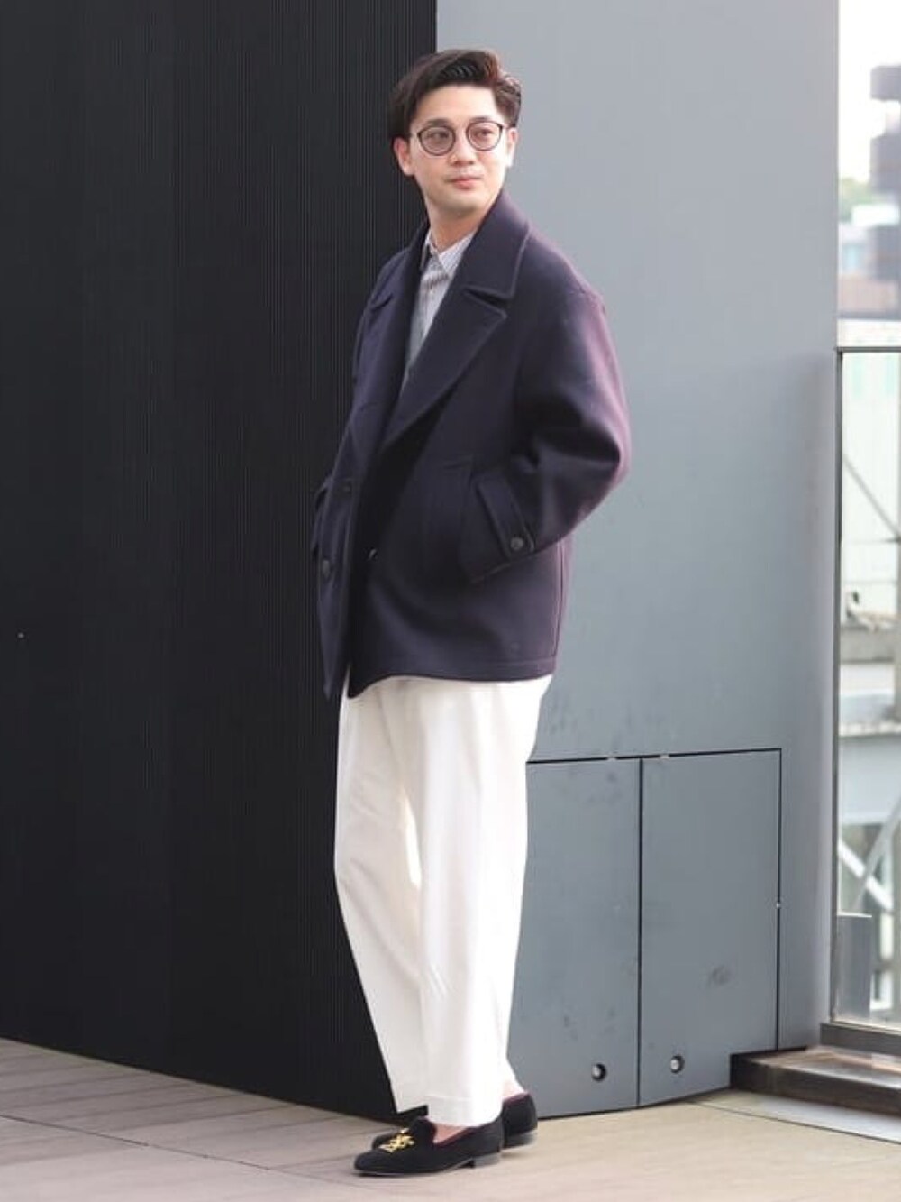 ブルー系のピーコートを着用したメンズの夏コーディネートの2枚目の写真