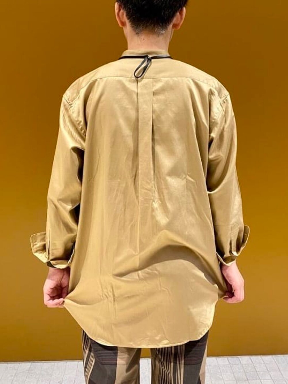 グリーン系のシャツ/ブラウス、ブラウン系のその他パンツを着用したメンズの夏コーディネートの3枚目の写真