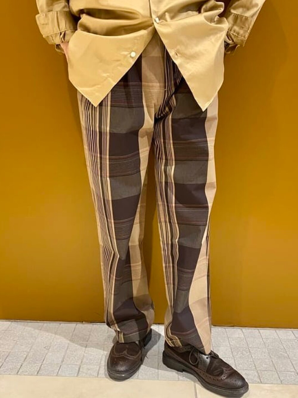 グリーン系のシャツ/ブラウス、ブラウン系のその他パンツを着用したメンズの夏コーディネートの2枚目の写真