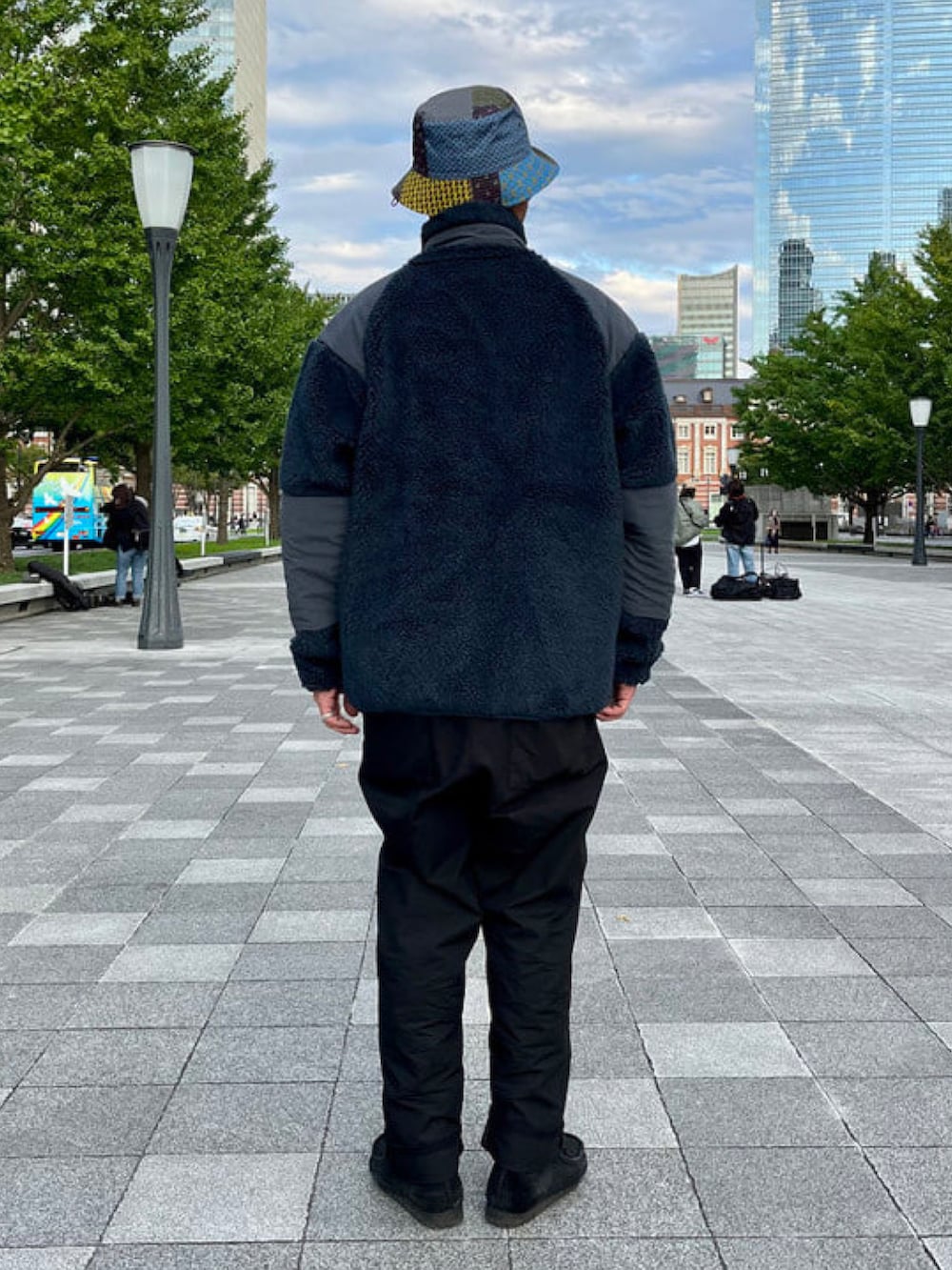 ブルー系のブルゾン、ブラック系のサロペット/オーバーオールを着用したメンズの秋コーディネートの3枚目の写真