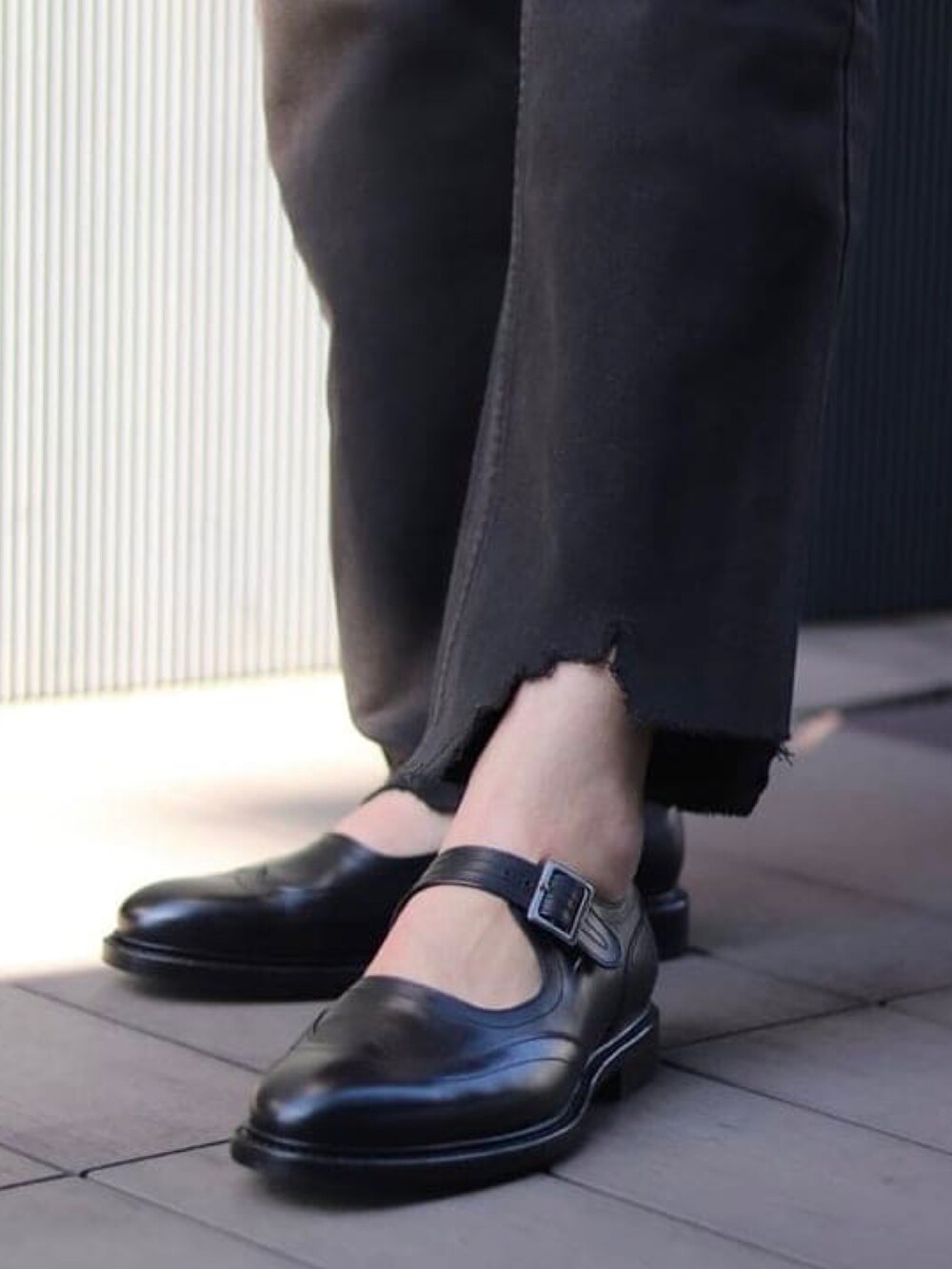 ホワイト系のシャツ/ブラウス、ブラック系のドレスシューズを着用したメンズの春コーディネートの5枚目の写真