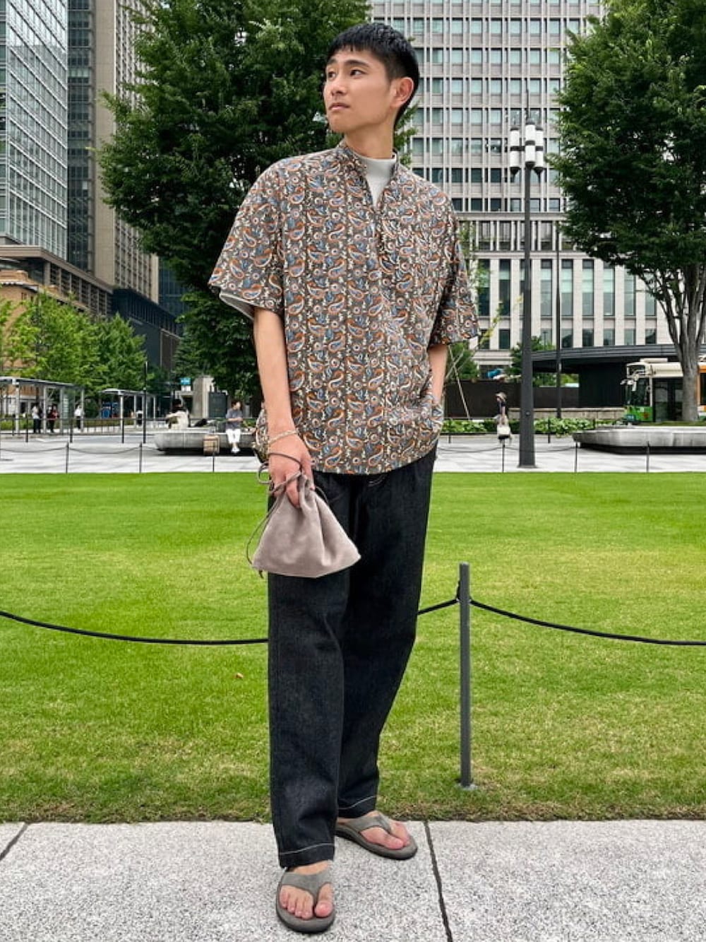 グレー系のシャツ/ブラウス、グレー系のTシャツ/カットソー、ブラック系のデニムパンツを着用したメンズの夏コーディネートの2枚目の写真