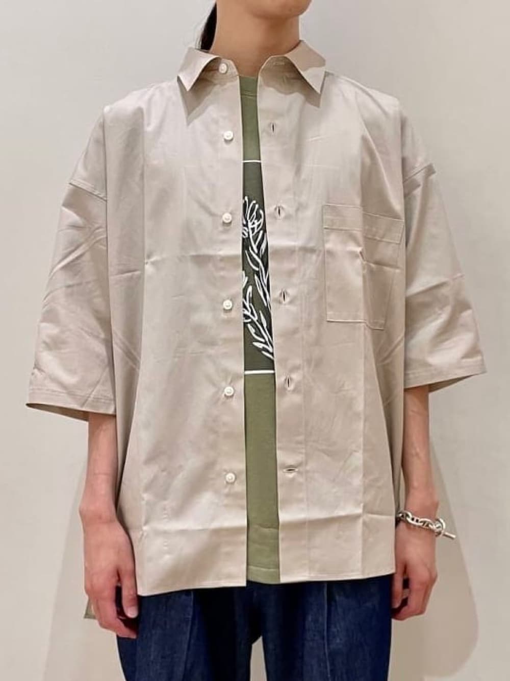 ベージュ系のシャツ/ブラウス、グリーン系のTシャツ/カットソー、ブルー系のその他パンツを着用したメンズの夏コーディネートの2枚目の写真