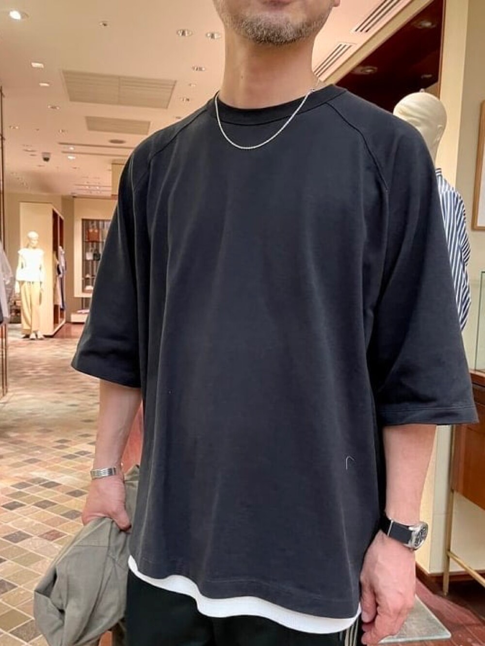 ブラウン系のカーディガン/ボレロ、ブラック系のTシャツ/カットソーを着用したメンズの春コーディネートの5枚目の写真