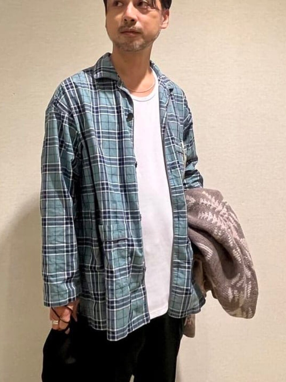 ベージュ系のカーディガン/ボレロ、グリーン系のシャツ/ブラウス、ブラック系のショルダーバッグを着用したメンズの秋コーディネートの5枚目の写真
