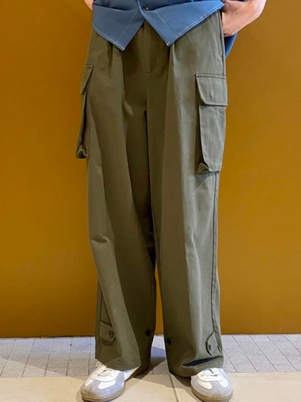 ブルー系のシャツ/ブラウス、グリーン系のその他パンツを着用したメンズの夏コーディネートの3枚目の写真