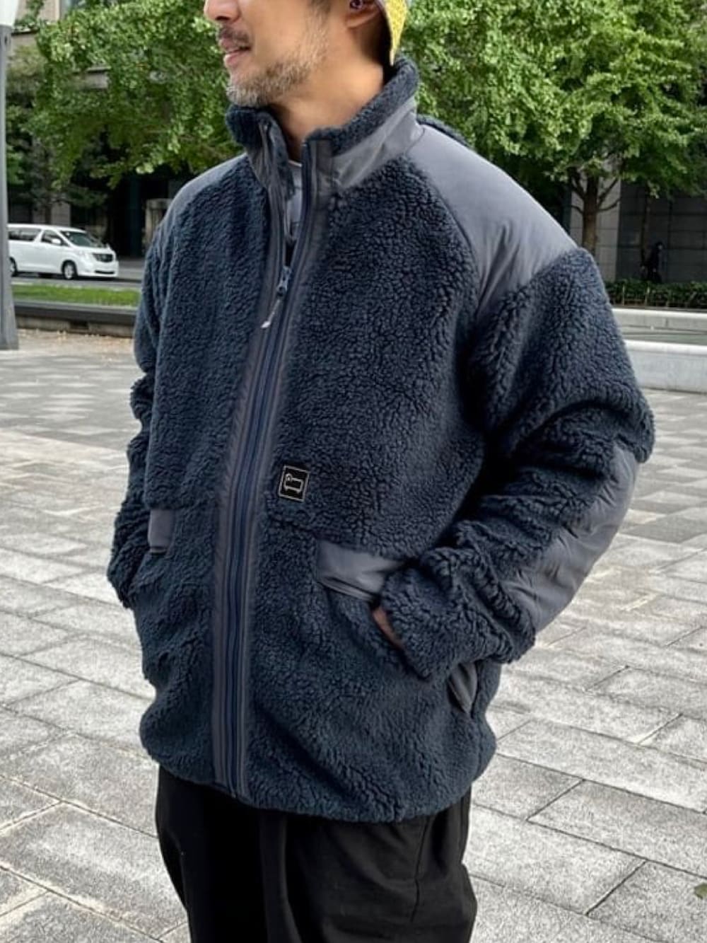 ブルー系のブルゾン、ブラック系のサロペット/オーバーオールを着用したメンズの秋コーディネートの5枚目の写真