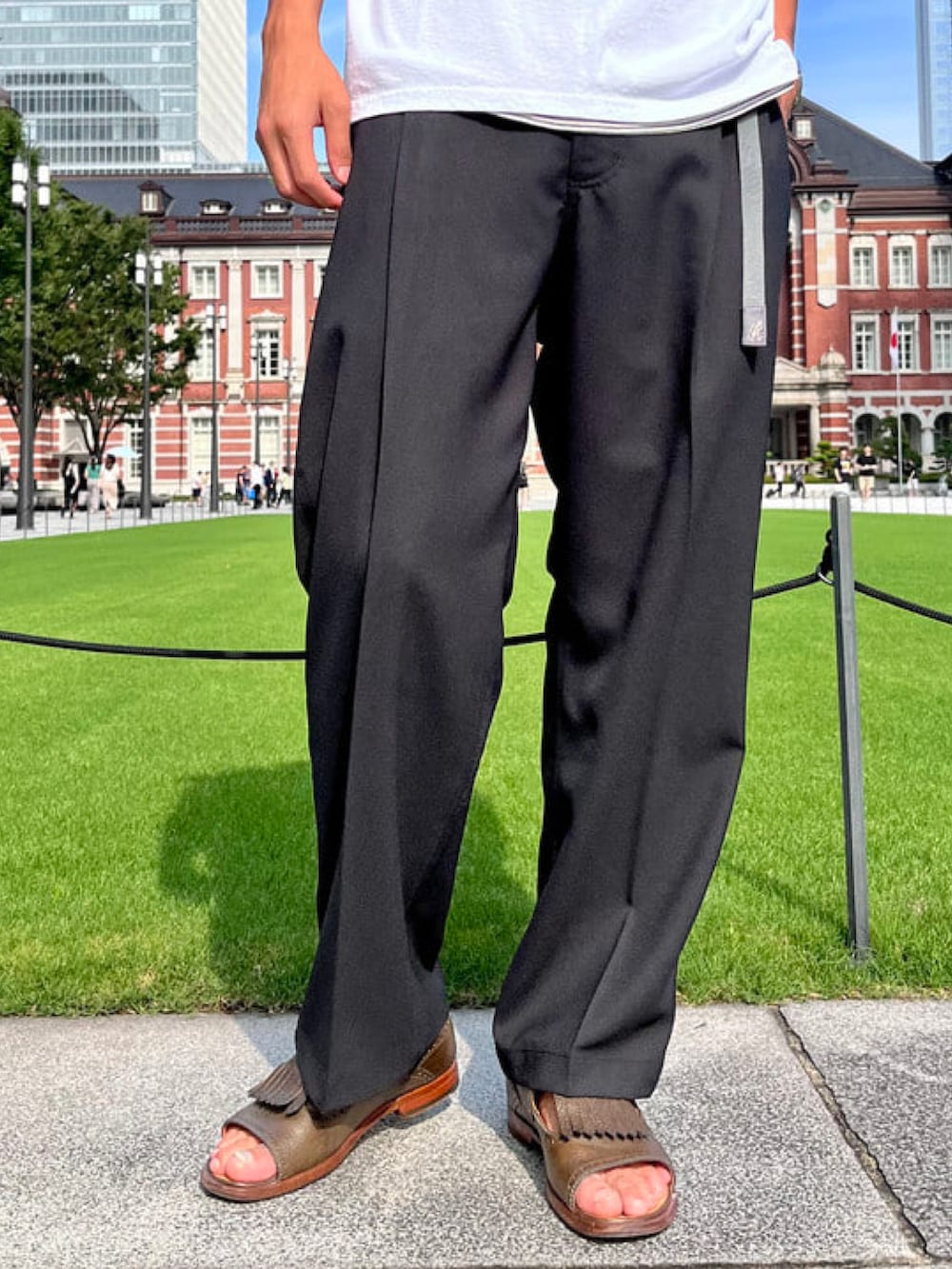 グリーン系のシャツ/ブラウス、ブラック系のその他パンツ、その他のサングラスを着用したメンズの夏コーディネートの4枚目の写真