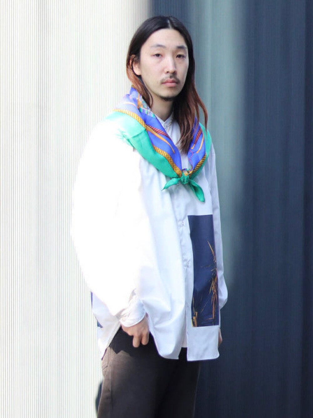 ホワイト系のシャツ/ブラウス、ブラック系のドレスシューズを着用したメンズの春コーディネートの3枚目の写真