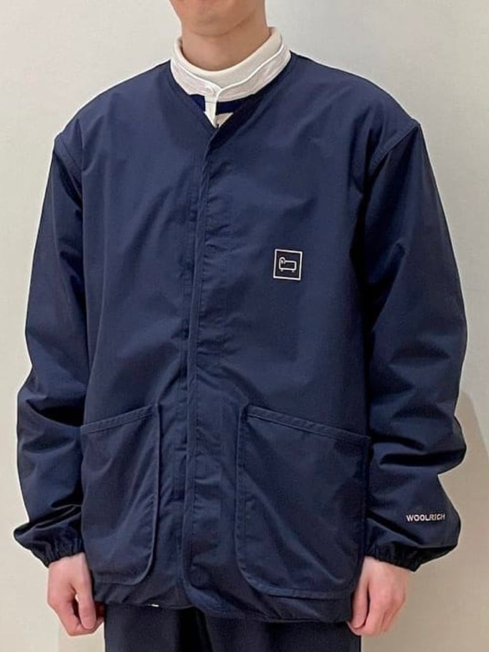 ブルー系のカーディガン/ボレロ、ブルー系のその他パンツ、ブルー系のシャツ/ブラウスを着用したメンズの春コーディネートの2枚目の写真