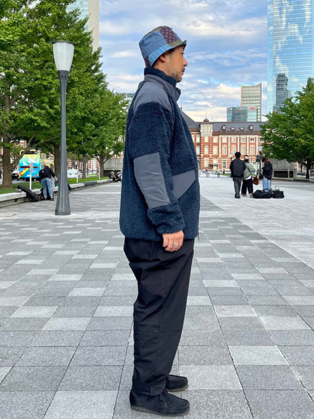 ブルー系のブルゾン、ブラック系のサロペット/オーバーオールを着用したメンズの秋コーディネートの2枚目の写真