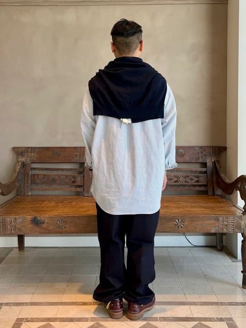 ブルー系のカーディガン/ボレロ、ブルー系のその他パンツを着用したメンズの春コーディネートの3枚目の写真