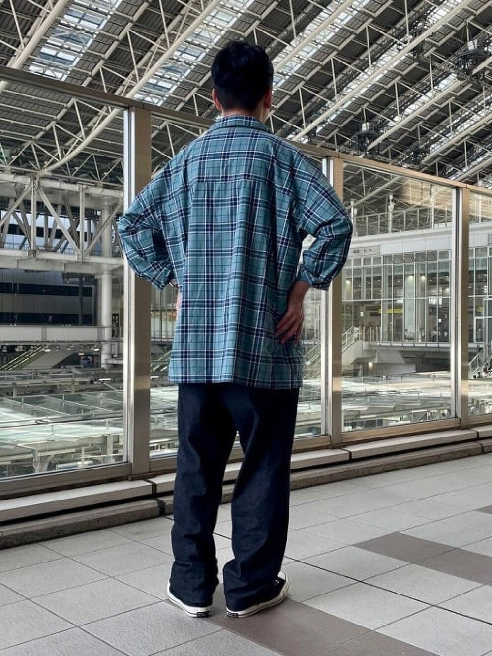 グリーン系のシャツ/ブラウス、ブラック系のTシャツ/カットソーを着用したメンズの秋コーディネートの3枚目の写真