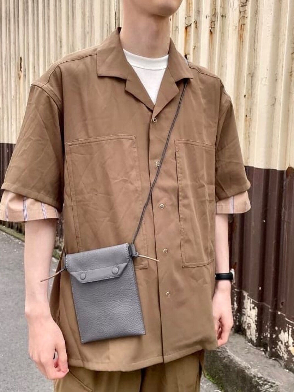 グリーン系のシャツ/ブラウス、グリーン系のカーゴパンツ、ホワイト系のTシャツ/カットソーを着用したメンズの夏コーディネートの2枚目の写真