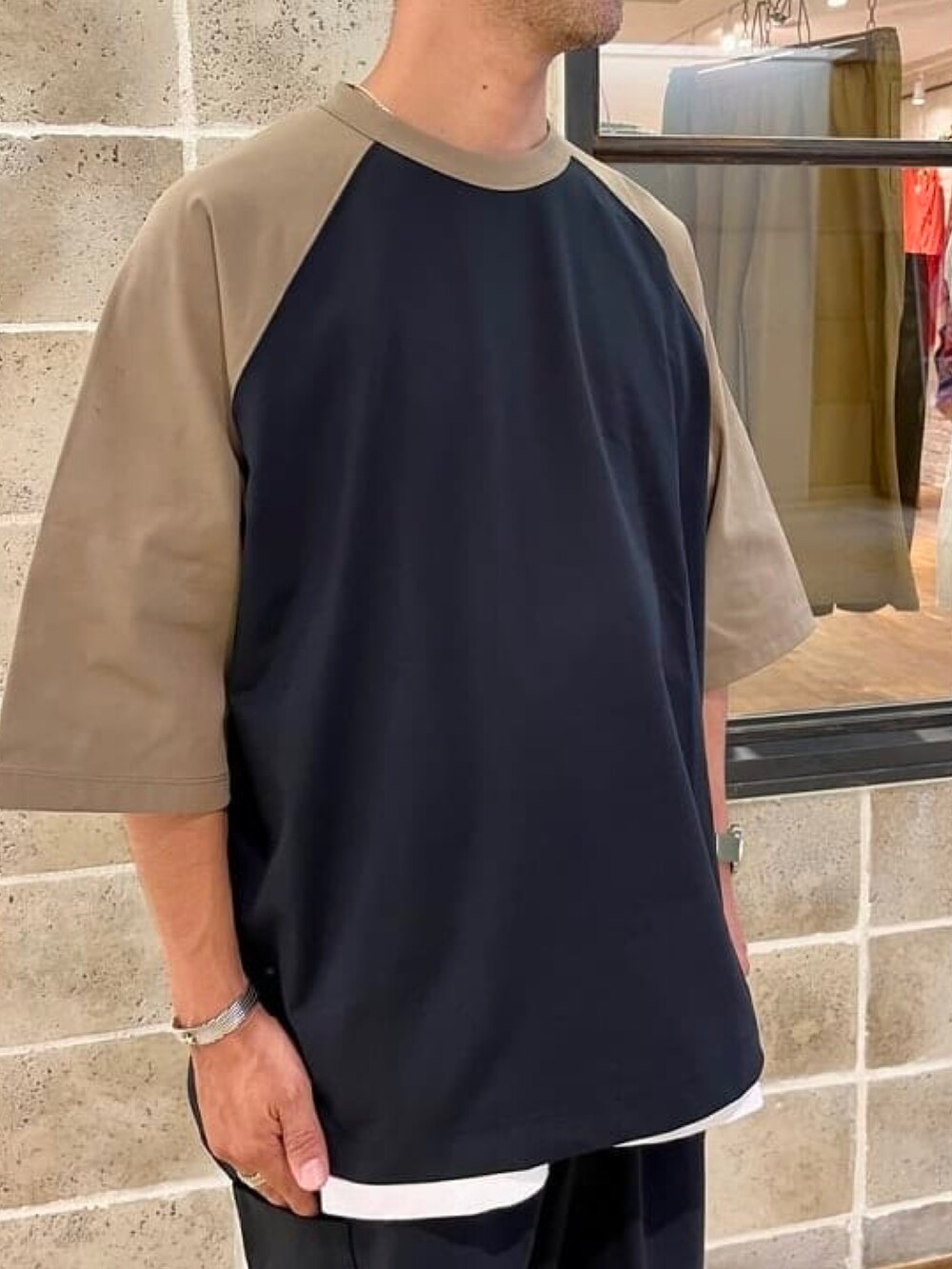 ブラック系のTシャツ/カットソー、ブラック系のその他パンツを着用したメンズの夏コーディネートの4枚目の写真