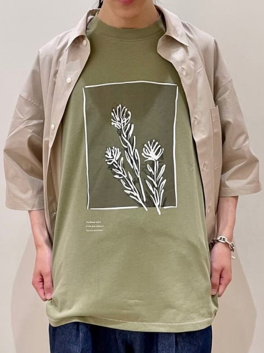 ベージュ系のシャツ/ブラウス、グリーン系のTシャツ/カットソー、ブルー系のその他パンツを着用したメンズの夏コーディネートの3枚目の写真