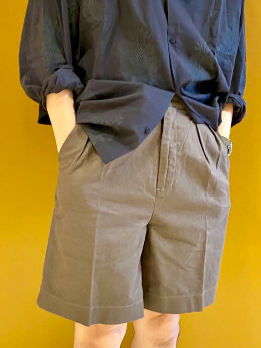 ブラック系のシャツ/ブラウス、ブラウン系のその他パンツ、ブラック系のサンダルを着用したメンズの夏コーディネートの3枚目の写真