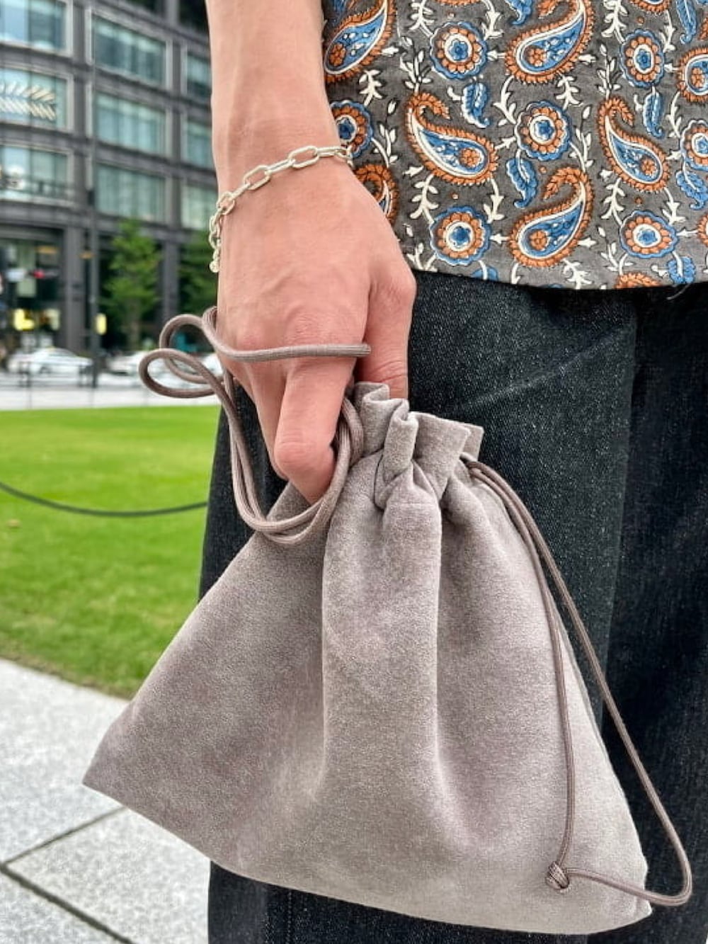 グレー系のシャツ/ブラウス、グレー系のTシャツ/カットソー、ブラック系のデニムパンツを着用したメンズの夏コーディネートの5枚目の写真