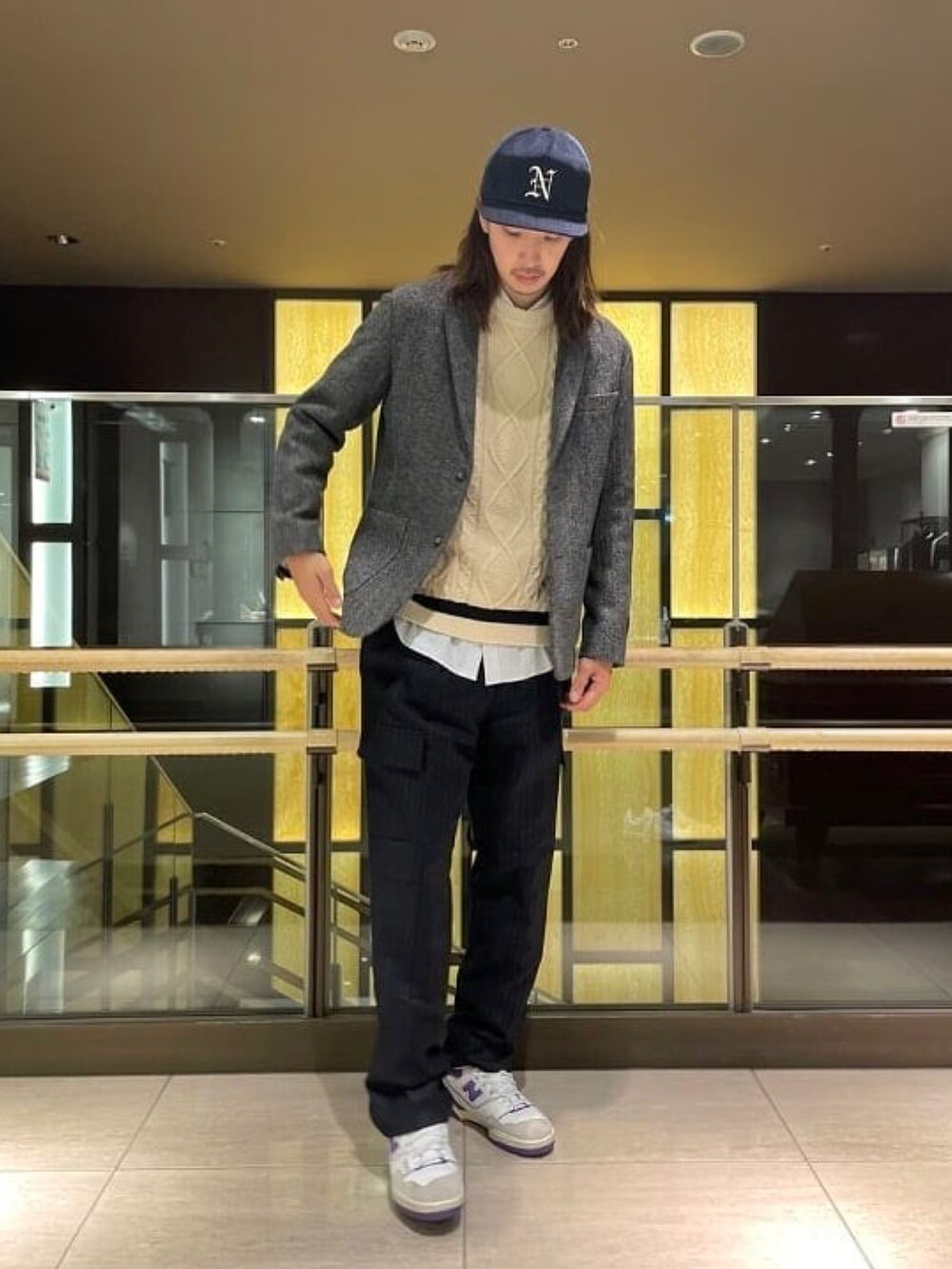 グレー系のテーラードジャケット、ホワイト系のニット/セーター、ブラック系のシャツ/ブラウスを着用したメンズの秋コーディネートの3枚目の写真