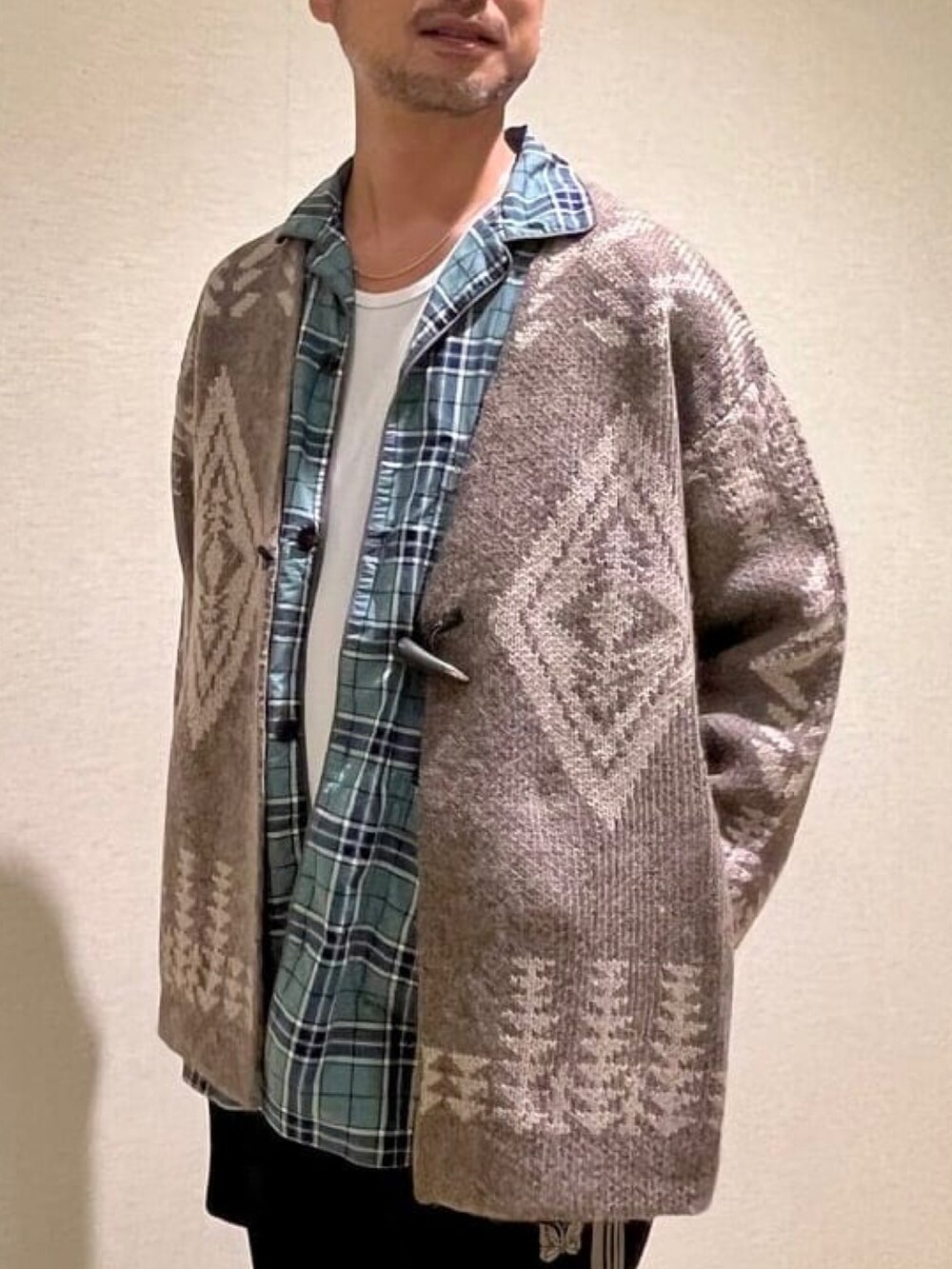 ベージュ系のカーディガン/ボレロ、グリーン系のシャツ/ブラウス、ブラック系のショルダーバッグを着用したメンズの秋コーディネートの4枚目の写真